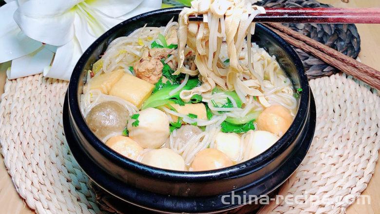 The method of making clay pot rice noodles