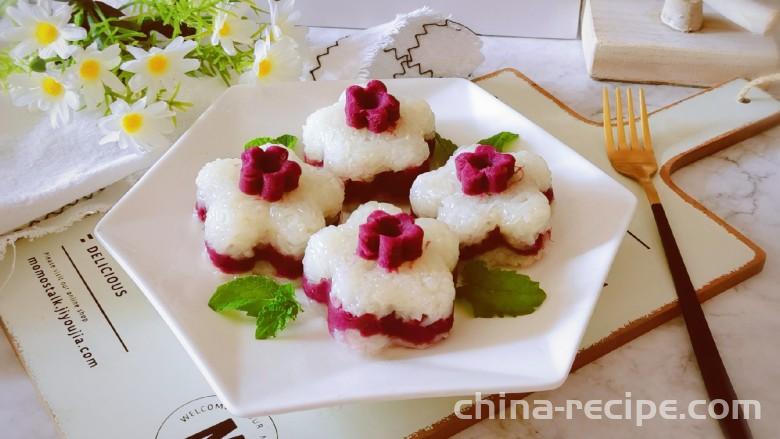 The method of making glutinous rice purple sweet potato cake
