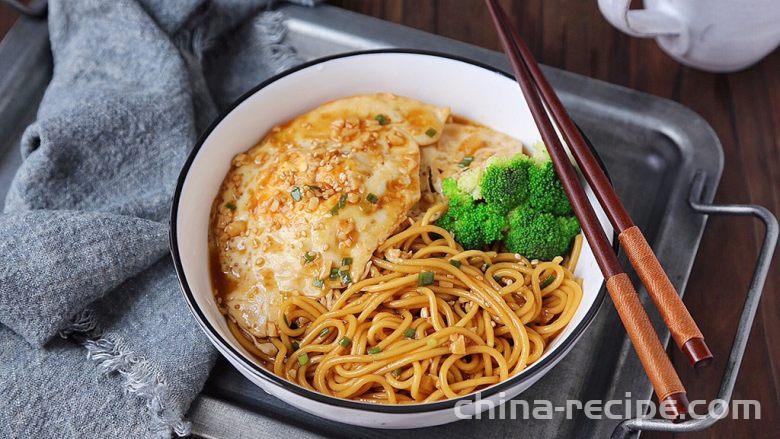 The method of making braised egg noodles with poached eggs