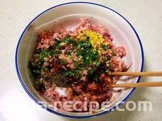 猪肉甜玉米馅抄手,加入葱姜末，料酒，蚝油，生抽，精盐，香油