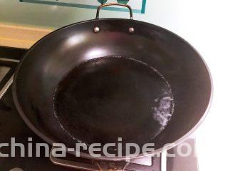 猪肉甜玉米馅抄手,锅里加入冷水