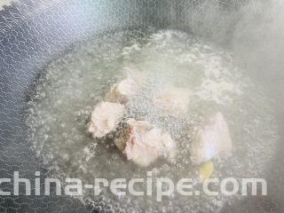 排骨焖面,大火烧开焯烫三分钟
