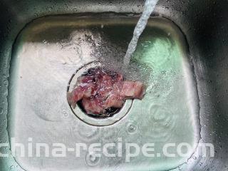 排骨焖面,排骨洗净放入水中浸泡出血水