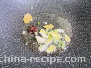 排骨焖面,起油锅放入姜、葱、蒜、八角、香叶爆香