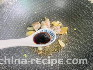 排骨焖面,烹入一勺蚝油