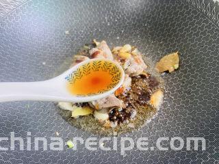 排骨焖面,烹入一勺料酒
