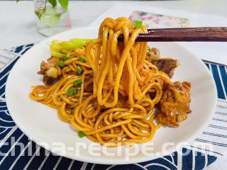 排骨焖面,排骨焖面，咸香浓郁