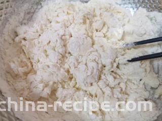小蒜酱香饼,加入温水搅拌成絮状。