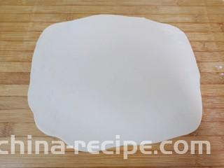 小蒜酱香饼,先取一份面团擀成接近长方形的面片。