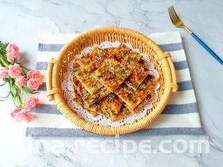小蒜酱香饼,切块食用。