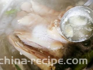 五香卤猪蹄,翻面再焯8分钟，撇去浮沫。