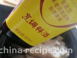 五香卤猪蹄,加一瓶料酒（最好选用自然酿造的会更香）