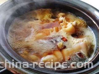 五香卤猪蹄,大火煮开。
