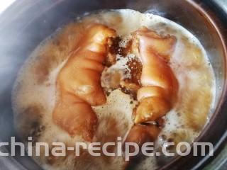 五香卤猪蹄,大火煮开，盖上盖子，小火再焖煮40分钟。