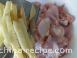 鸡腿炖土豆,生姜丝
