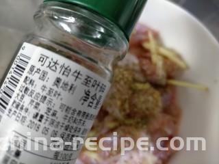 鸡腿炖土豆,美味的关键，超市网上都有卖的
撒一些