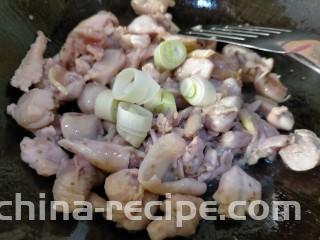 鸡腿炖土豆,翻炒至表面无肉色了加入大葱