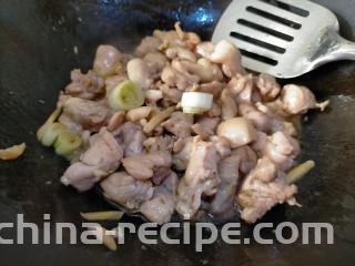 鸡腿炖土豆,翻炒均匀