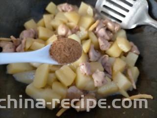 鸡腿炖土豆,翻炒均匀后加炒菜香调料