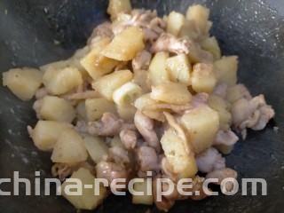 鸡腿炖土豆,混合翻炒至土豆变棉即可出锅