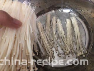 孜然金针菇,然后撕小扎清洗两遍捞起