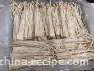 孜然金针菇,把金针菇摆好