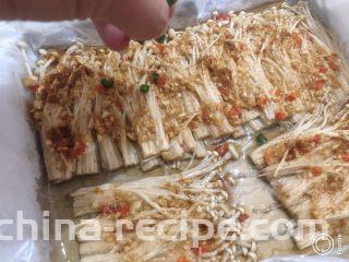孜然金针菇,熟后拿出撒上孜然粉和葱花，完成。