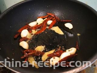 干锅香辣蟹,放入干辣椒花椒，炒出香味