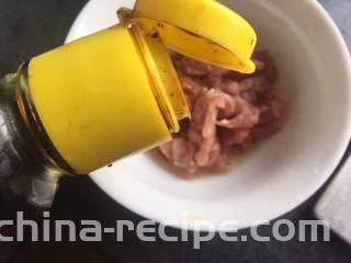 蒜苔五花肉,一点点老抽