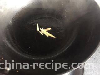 蒜苔五花肉,热锅倒油，下入姜丝