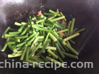 蒜苔五花肉,下入蒜苔翻炒