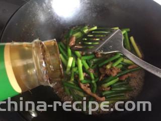 蒜苔五花肉,少许耗油，炒至入味