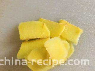 手撕鸡胸肉,生姜切片备用