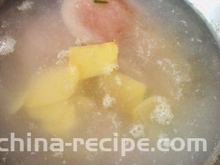 手撕鸡胸肉,放入适量料酒