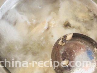手撕鸡胸肉,中火煮开，撇去浮沫。再煮十分钟左右即可。