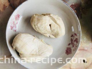 手撕鸡胸肉,煮好的鸡胸肉捞出沥干水分。
如果不确定是否熟透，可以用筷子戳一下，能穿透则说明熟了。