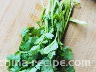 手撕鸡胸肉,香菜去根洗净