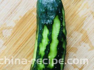 手撕鸡胸肉,黄瓜稍微去一下皮，洗净