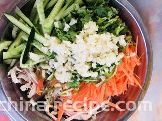 手撕鸡胸肉,加入蒜末