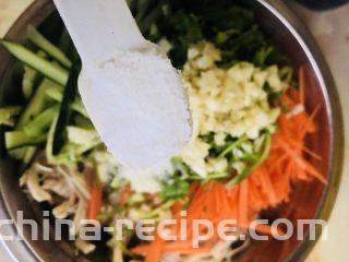 手撕鸡胸肉,加入一小勺盐