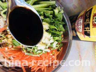 手撕鸡胸肉,加入2勺陈醋