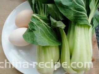 油菜蛋炒面,准备鸡蛋和油菜