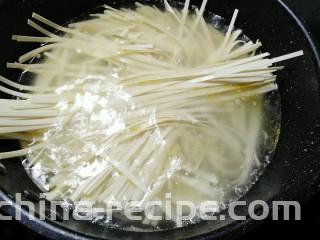 油菜蛋炒面,放入面条打散煮开