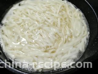 油菜蛋炒面,煮至面条九分熟