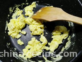 油菜蛋炒面,煎成型炒散盛出备用