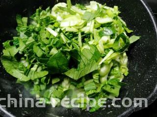 油菜蛋炒面,放入油菜煸炒