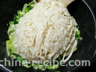 油菜蛋炒面,放入控干水分的面条