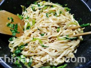 油菜蛋炒面,用锅铲和筷子翻炒均匀