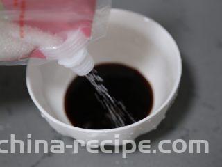 荷包蛋焖面,再加入少许盐和白糖调匀待用