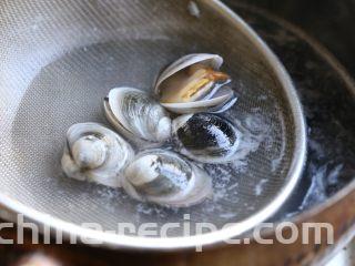 海鲜咖喱乌冬面,同样将文蛤焯至张口捞出备用。